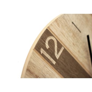 Zbliżenie drewnianego zegara z numerem 12. Kategoria: Zegary.