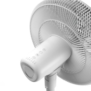 Zbliżenie białego wentylatora z elementami sterującymi.