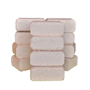 Stos jasnych brykietów drzewnych (t.b.t.) do kominka i pieca.