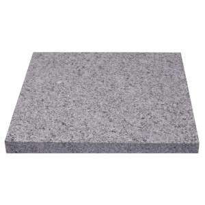 Szara płyta tarasowa z kamienia.