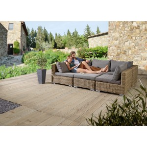Modułowa sofa 3-osobowa Stratford Nature z polyrattanu z poduszkami w ogrodzie.