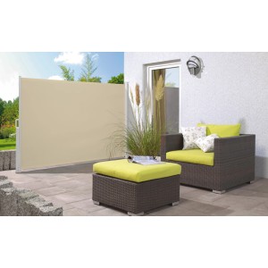 Beżowa markiza boczna Livingston 3x1,5 m jako ochrona przed wiatrem i wzrokiem na tarasie z meblami ogrodowymi.