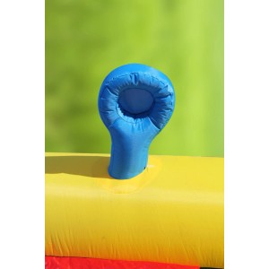 Zbliżenie dmuchanego zamku do skakania z niebieskim uchwytem i żółtą podstawą.