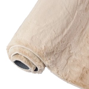 Beżowy, zwinięty dywan z długim włosiem.