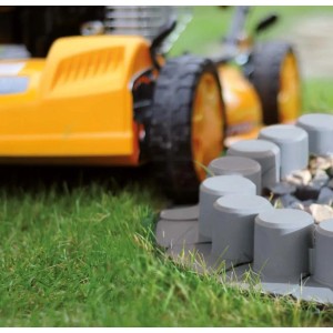 Antracytowe obrzeże rabatowe z tworzywa sztucznego (405 cm) oddzielające trawnik od rabaty kwiatowej.