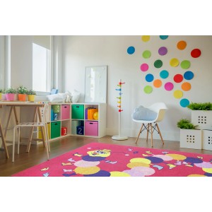 Różowy dywan shaggy z motywem gąsienicy do pokoju dziecięcego. Dywan z długim włosiem.