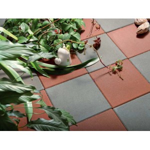 Kwadratowe płyty tarasowe w kolorze szarym i czerwono-brązowym, ułożone w szachownicę.