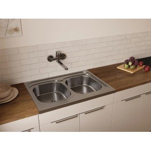 Zlewozmywak stalowy t.b.t. dwukomorowy w nowoczesnej kuchni.