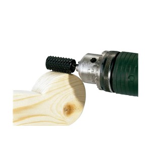 Zestaw frezów LUX w użyciu: Frez obrabia drewno wiertarką. Idealny do obróbki drewna i metalu.