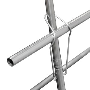 Zbliżenie srebrnego metalowego złącza pergoli ogrodowej.