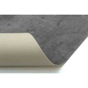 Szara wykładzina podłogowa PCV t.b.t. imitująca kamień, zwinięta.