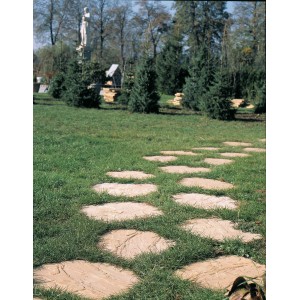 Układanie płyt tarasowych t.b.t. na trawniku w ogrodzie.