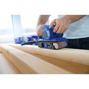 Szlifierka taśmowa LUX z taśmą ścierną K60 szlifuje drewno.