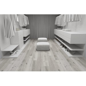 Jasny pokój z jasnymi panelami winylowymi. W pokoju stoją dwa białe, pikowane stołki.