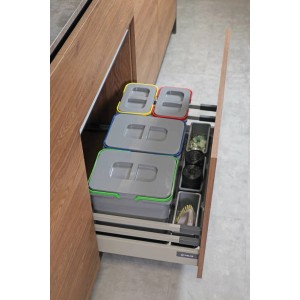t.b.t. System organizacji kuchni z wysuwanym segregatorem odpadów.