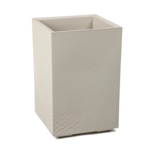 Kwadratowa, beżowa t.b.t. Donice z geometrycznym wzorem na dole.