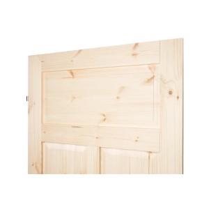 Jasne drewniane drzwi wewnętrzne z ramą i panelem, zbliżenie.