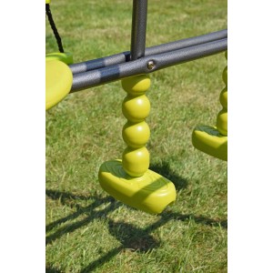 Zbliżenie na zieloną huśtawkę dziecięcą firmy t.b.t.