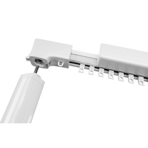 Zbliżenie białego karnisza t.b.t. z silnikiem i ślizgaczami.