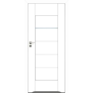 Białe drzwi wewnętrzne t.b.t. z pięcioma poziomymi wstawkami szklanymi i srebrną klamką.