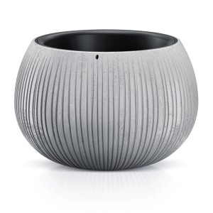 Szara, okrągła doniczka t.b.t. z rowkowaną powierzchnią.