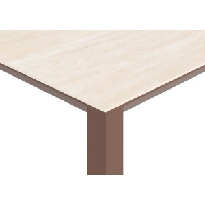 Zbliżenie stołu ogrodowego z beżowym blatem i brązową ramą.