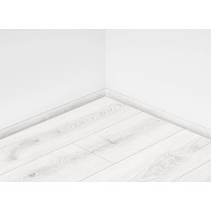 Jasne panele podłogowe laminowane t.b.t. zainstalowane w pokoju.