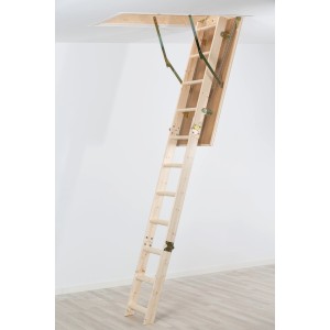 Rozłożone drewniane schody strychowe we wnętrzu.