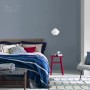Sypialnia z niebieską farbą ścienną Dulux. Kolorowe farby do ścian dla przytulnego domu.