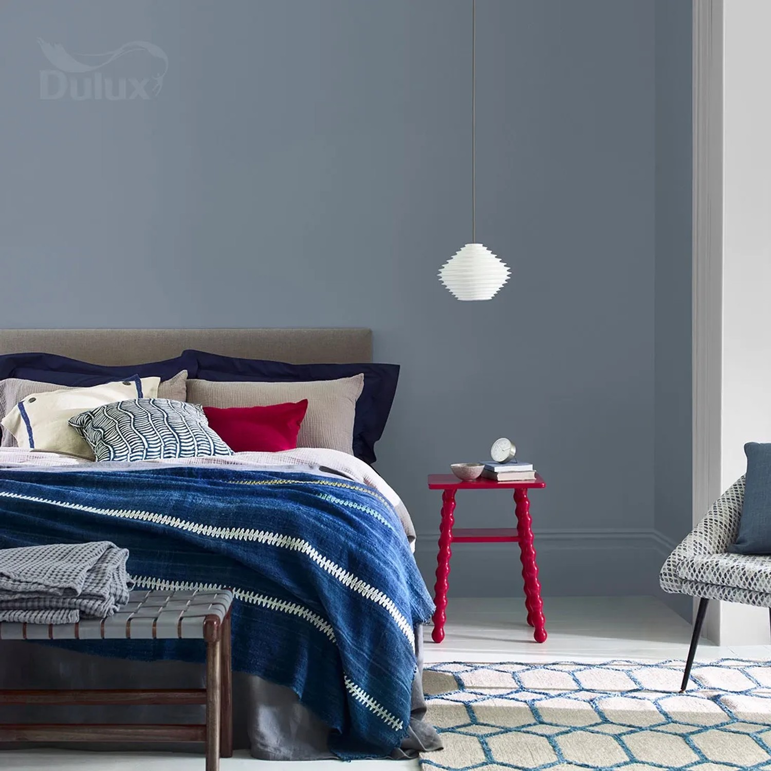Sypialnia z niebieską farbą ścienną Dulux. Kolorowe farby do ścian dla przytulnego domu.