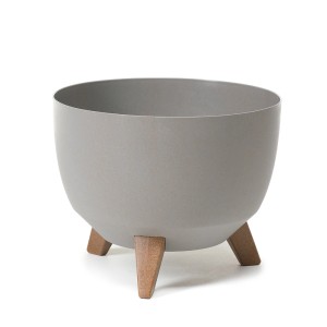 Szara doniczka z drewnianymi nóżkami do użytku wewnętrznego.
