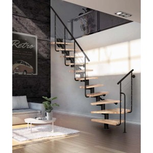 Schody wewnętrzne t.b.t. ze stopniami drewnianymi i czarną poręczą.