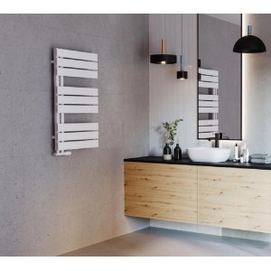 Biały grzejnik t.b.t. w nowoczesnej łazience. Grzejnik łazienkowy, suszarka do ręczników.