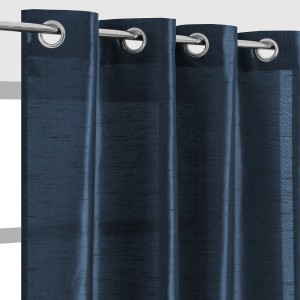 Niebieska zasłona z przelotkami do łatwego zawieszenia. Idealna jako dekoracja okna.