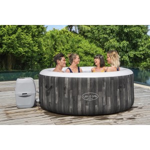 Nadmuchiwane jacuzzi Bestway Lay-Z-Spa Bahamas AirJet z 4 osobami w ogrodzie.