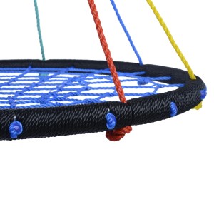 Zbliżenie okrągłej huśtawki t.b.t. z niebieską siatką i kolorowymi linami.