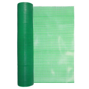 Zwinięta zielona siatka z tworzywa sztucznego. Pomoc ogrodnicza.