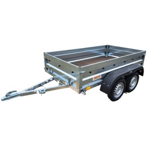 Przyczepa t.b.t., srebrna, z burtami i dwiema osiami.