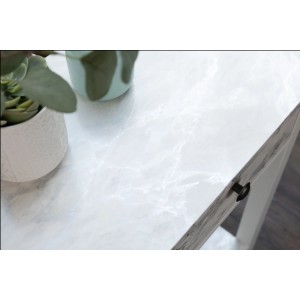 Dekoracyjna folia samoprzylepna z efektem marmuru na blacie stołu.