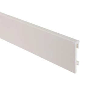 Biała listwa przypodłogowa t.b.t. do wykończenia wnętrz.