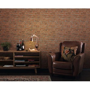 Pokój dzienny z tapetą dekoracyjną t.b.t. imitującą cegłę, brązowym skórzanym fotelem i drewnianą komodą.