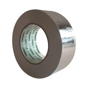 Rolka srebrnej taśmy t.b.t. do akcesoriów kominkowych.