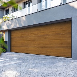 Nowoczesny garaż z brązową segmentową bramą garażową.