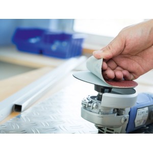 Talerz szlifierski LUX Ø 148 mm z papierem ściernym na szlifierce kątowej.