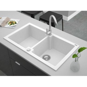 Zlewozmywak granitowy t.b.t., dwukomorowy, biały, z baterią na blacie.