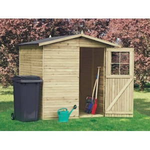 Drewniany domek ogrodowy z otwartymi drzwiami, kosz na śmieci i narzędzia ogrodowe w ogrodzie.