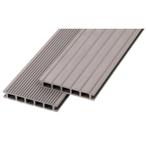 Szczegółowy widok szarych desek tarasowych t.b.t. z rowkowaną powierzchnią.