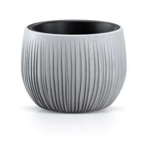 Szara doniczka t.b.t. z rowkowaną powierzchnią.