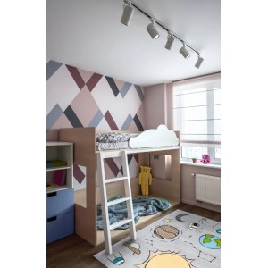 Pokój dziecięcy z łóżkiem piętrowym i szarym dywanem z motywem kosmosu. Dywan shaggy.