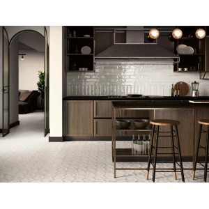 Nowoczesna kuchnia z jasnymi płytkami ściennymi t.b.t. i heksagonalnym wzorem płytek podłogowych.